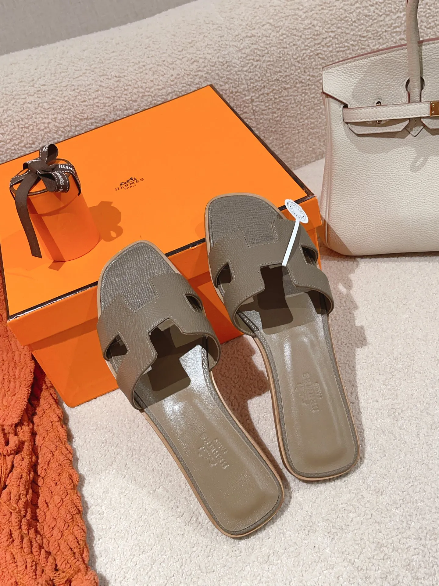 👟👟Ex-factory price 440👟👟 Hermes Hermes H slippers Oasis sandals series——————————Fashionable and versatile Super comfortable Every detail is made to the extreme Original swift calfskin Original 1:1 exclusive private mold upper/original leather outsole ▪️Packaging: Each pair of shoes comes with packaging ▪️SIZE: 35~42 (.40.41.42 customization is non-refundable and non-exchangeable)